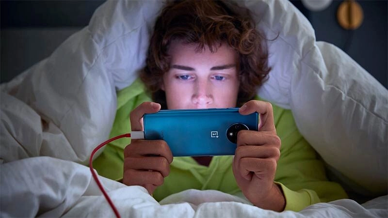 Hạn chế việc vừa chơi game vừa sạc pin gây nguy hiểm và giảm chất lượng trải nghiệm